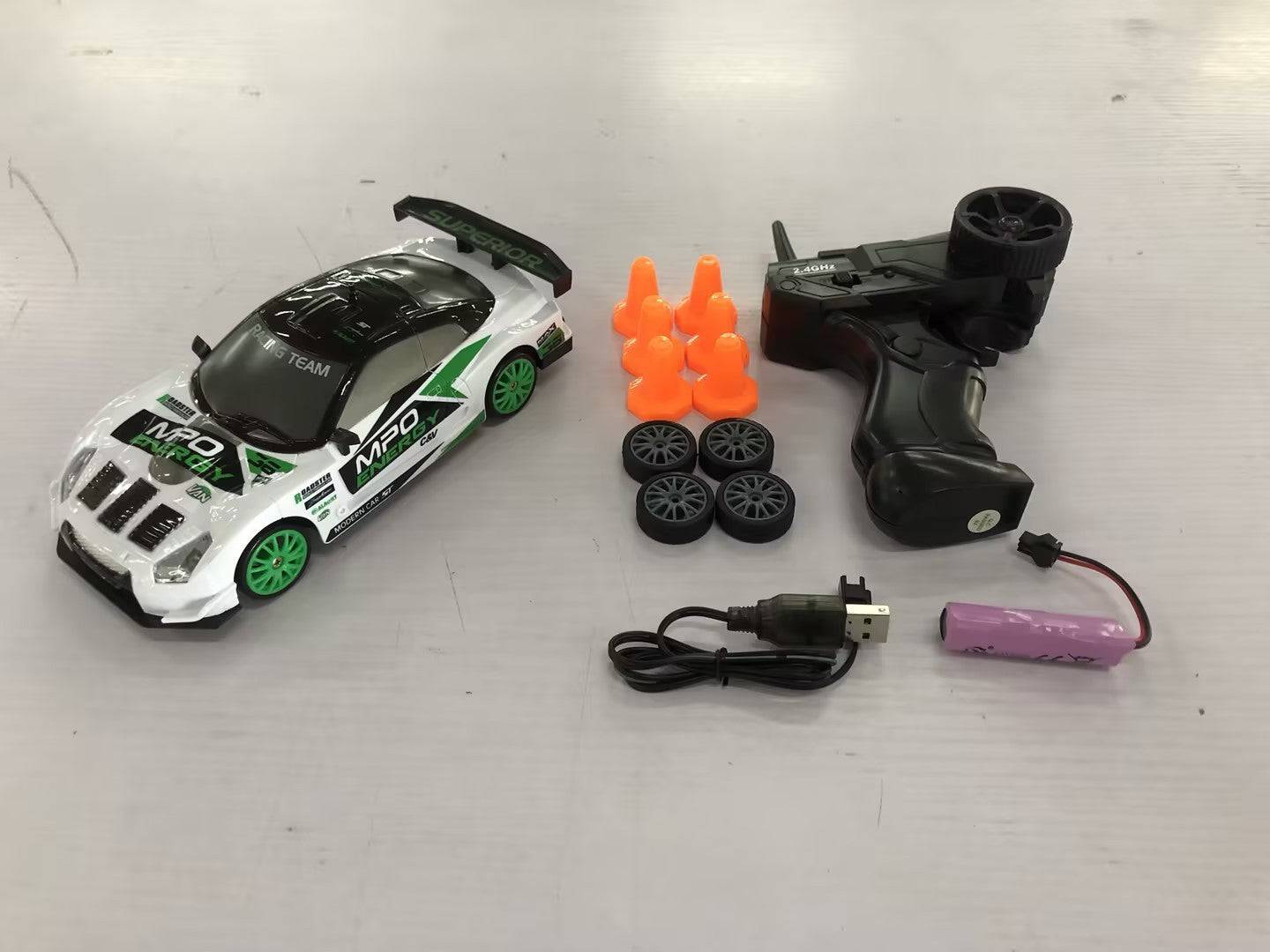 2.4G Drift Rc Auto 4WD RC Drift Auto Giocattolo di Controllo Remoto GTR Modello AE86 Veicolo Auto RC Auto da Corsa Giocattolo per I Bambini Regali Di Natale