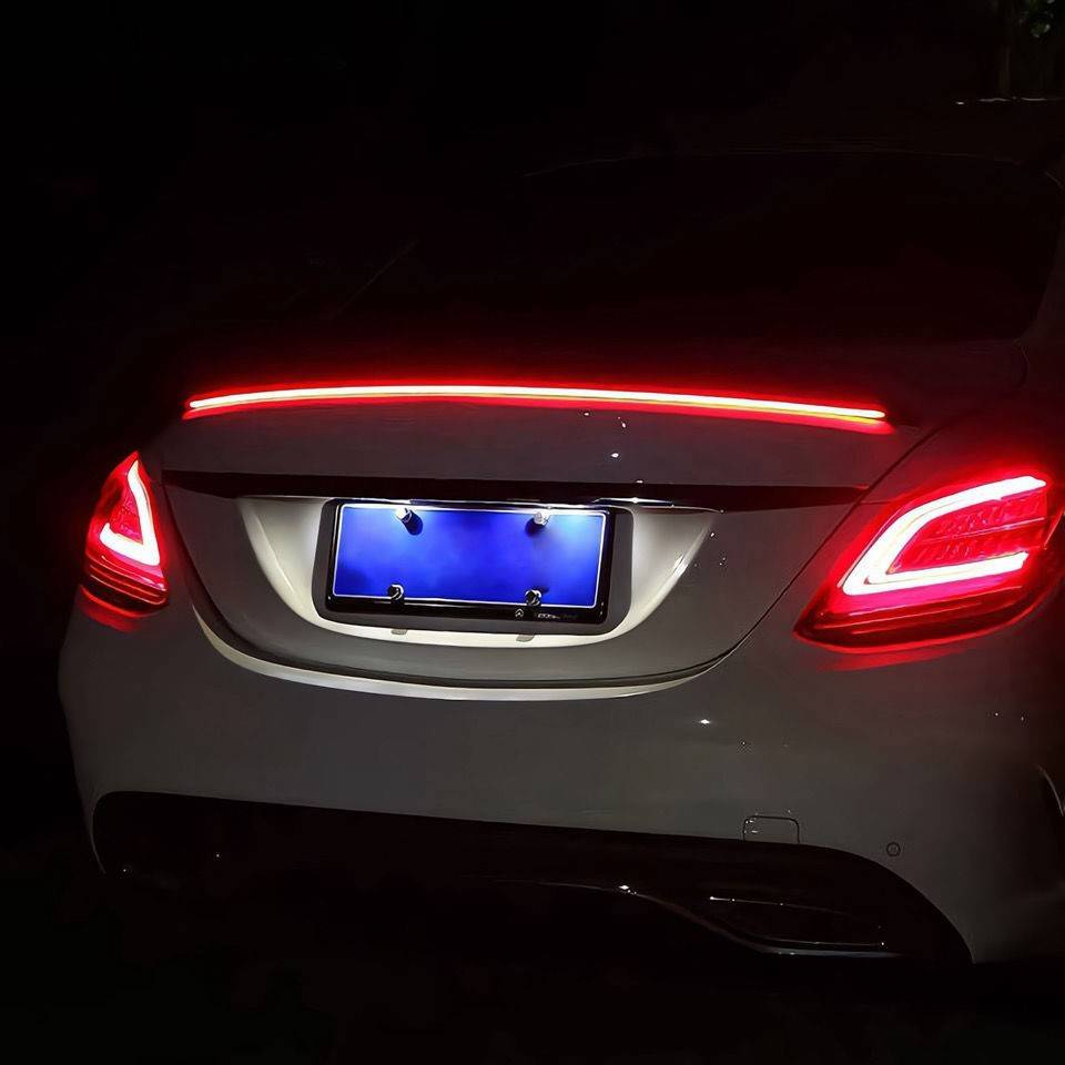 Indicatore di direzione a LED con coda di streamer per automobile