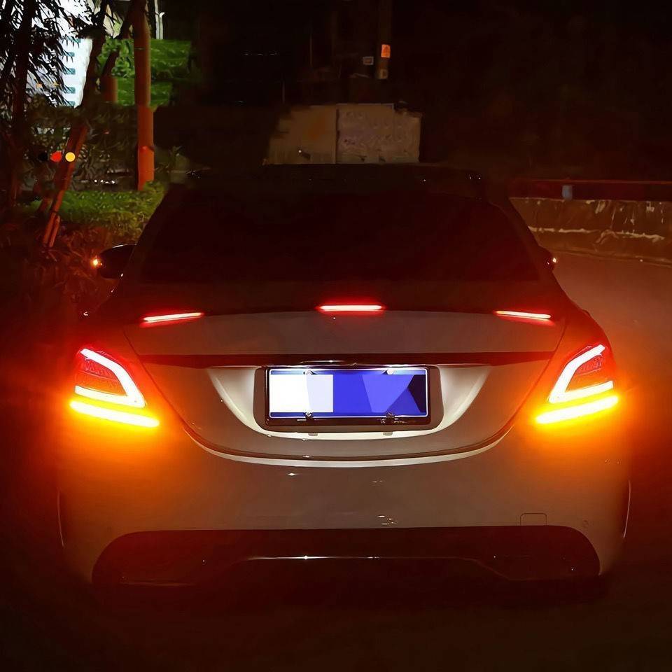 Indicatore di direzione a LED con coda di streamer per automobile