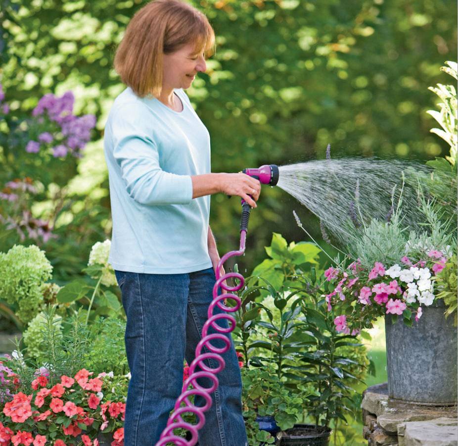 Irrigatore con tubo telescopico da giardino