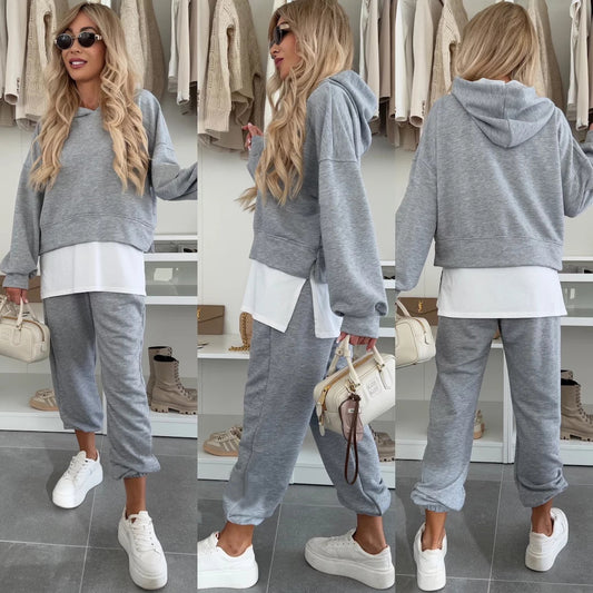 Abbigliamento casual, felpa con cappuccio e pantaloni da jogging.