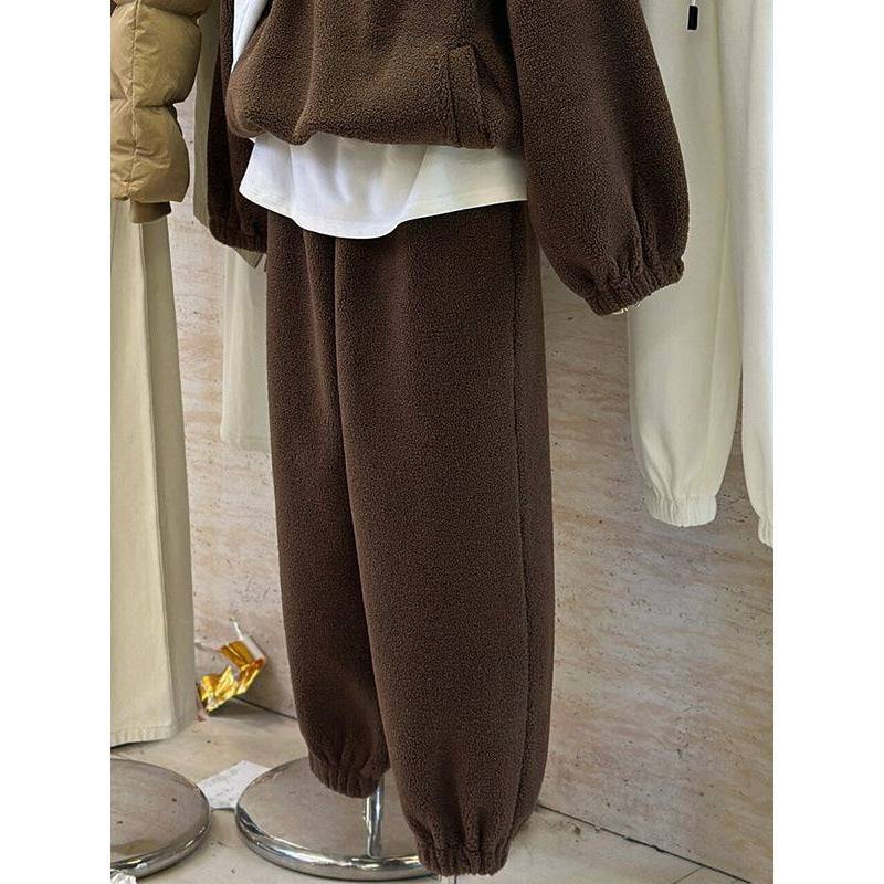 Completo di pantaloni in felpa di lana di agnello spessa di colore marrone stile sportivo casual