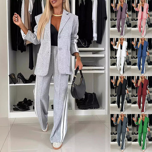 Completo casual da donna con giacca monopetto e pantaloni a righe a gamba dritta