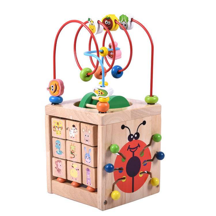 Scarabeo puzzle per bambini in legno circondato da grandi perle