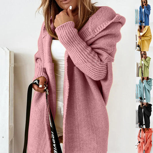 Cardigan lavorato a maglia, ampio, tinta unita, con cappuccio e maniche a pipistrello.