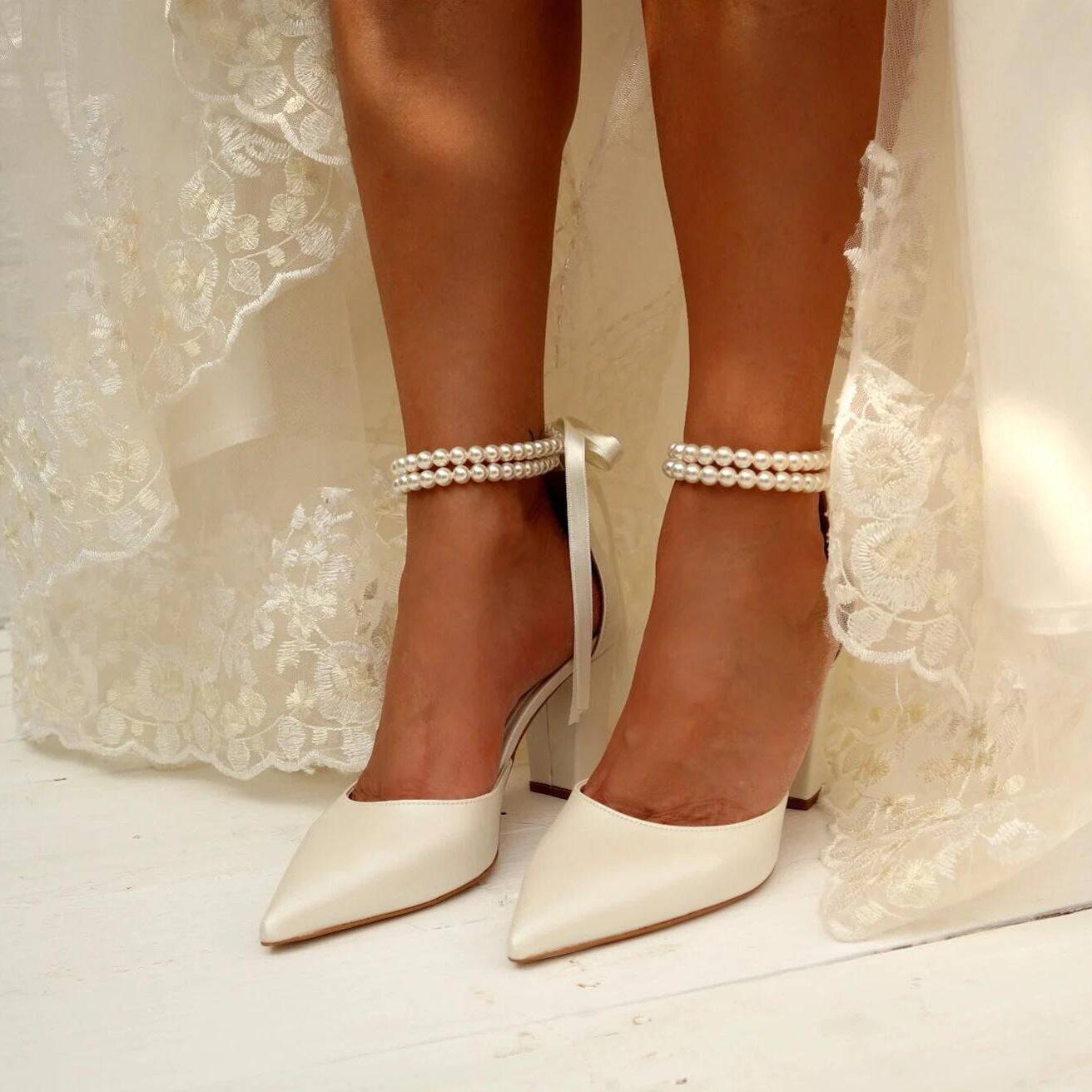 Scarpe taglie forti con nastro di perle e tacco grosso da donna a punta da sposa per la primavera e l'estate