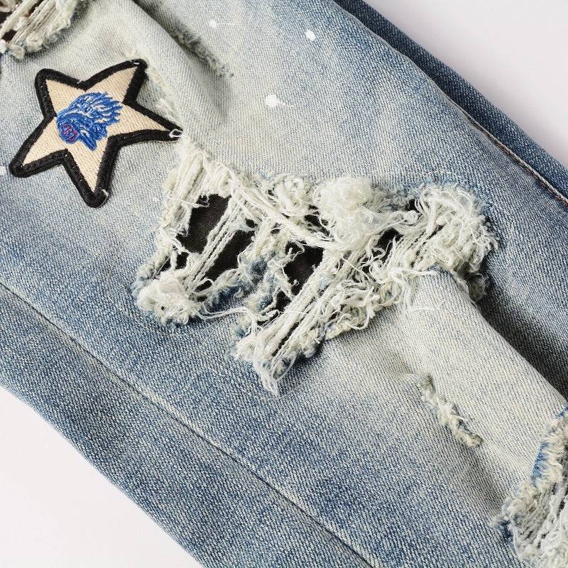 Jeans strappati con medaglia stampata da uomo