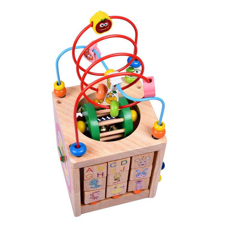 Scarabeo puzzle per bambini in legno circondato da grandi perle