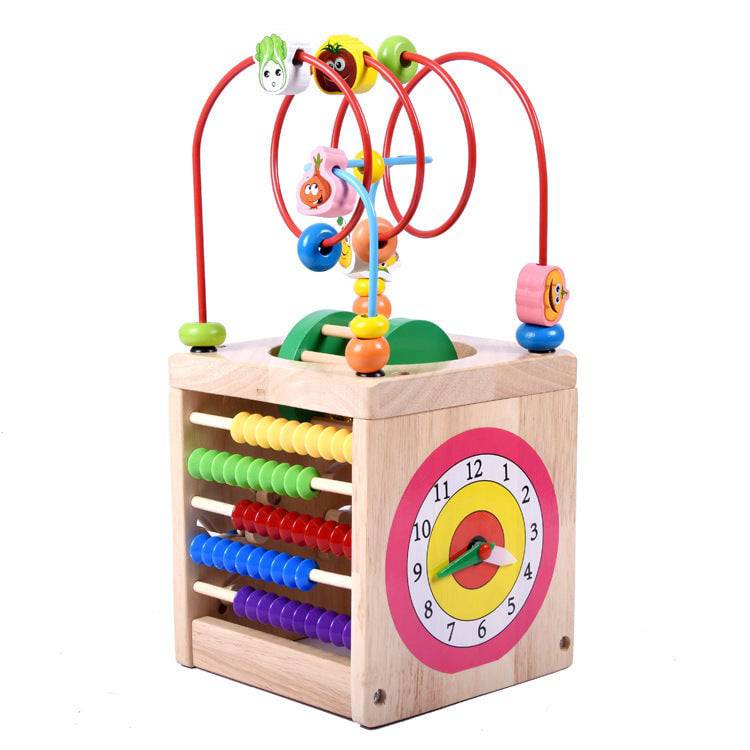 Scarabeo puzzle per bambini in legno circondato da grandi perle