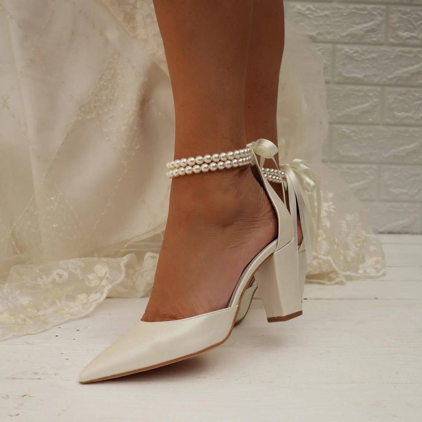 Scarpe taglie forti con nastro di perle e tacco grosso da donna a punta da sposa per la primavera e l'estate