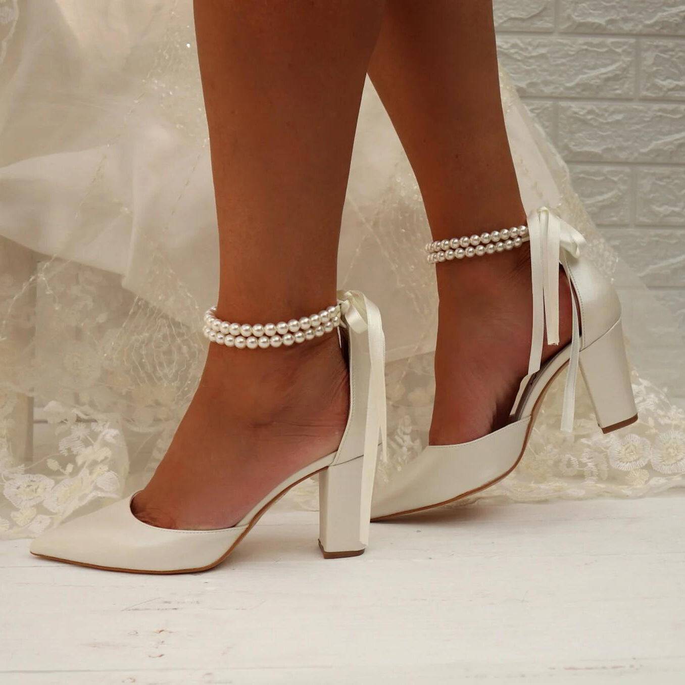 Scarpe taglie forti con nastro di perle e tacco grosso da donna a punta da sposa per la primavera e l'estate