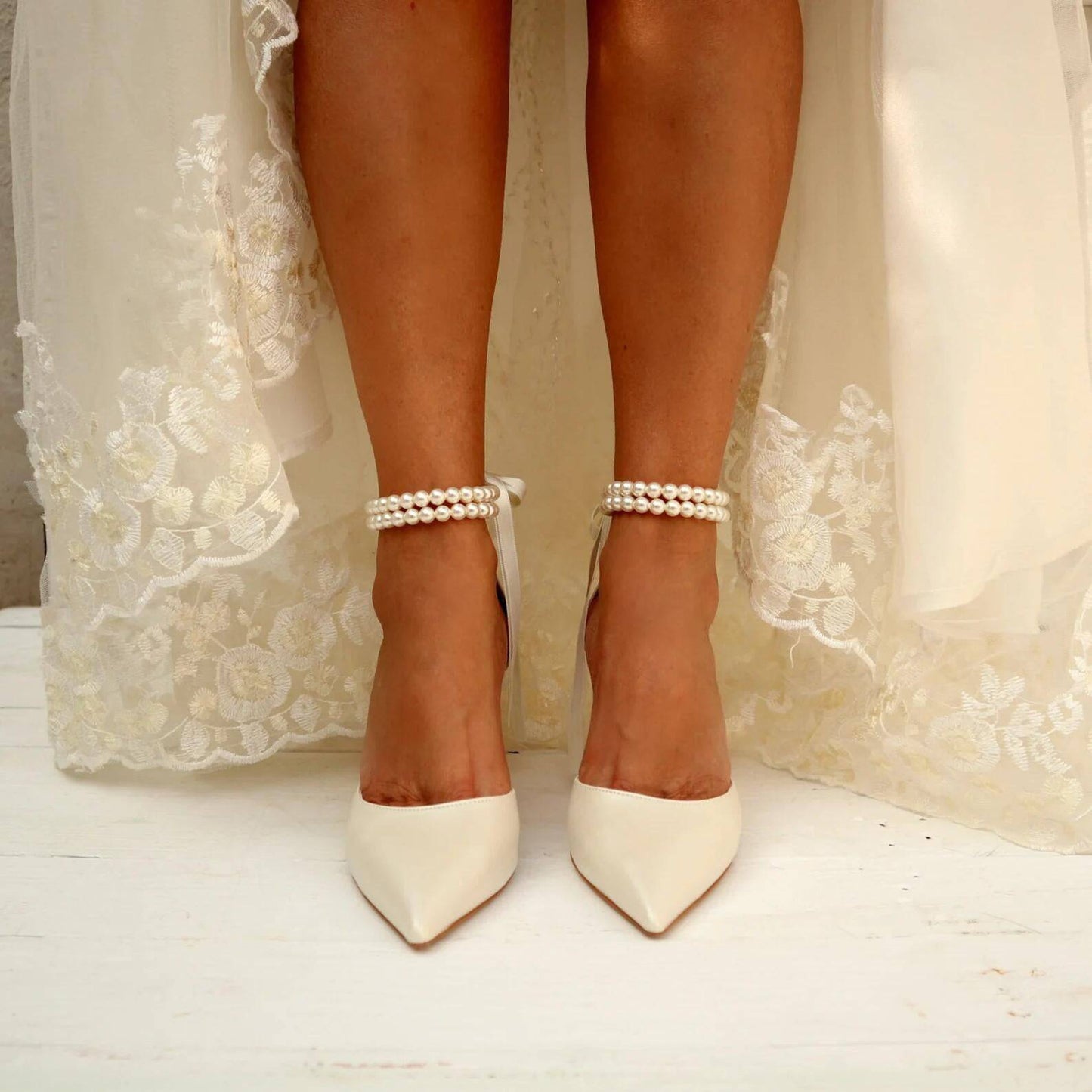 Scarpe taglie forti con nastro di perle e tacco grosso da donna a punta da sposa per la primavera e l'estate