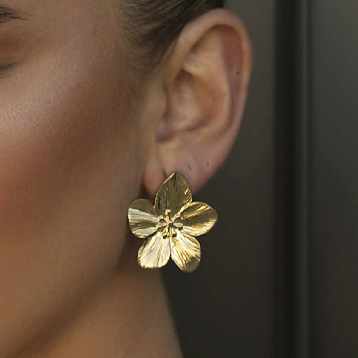 Design Fashion High-end Matte Retro Gold Stainless Steel Flower Stud Earrings - YLORESHOP